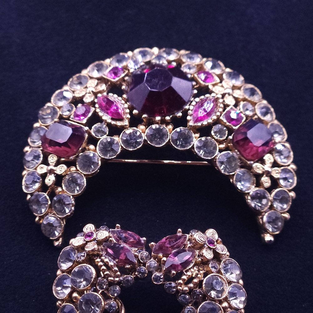 “Vintage Capri Rhinestone Demi Parure – Crescent Brooch & Clip Earrings - Picture 6 of 16